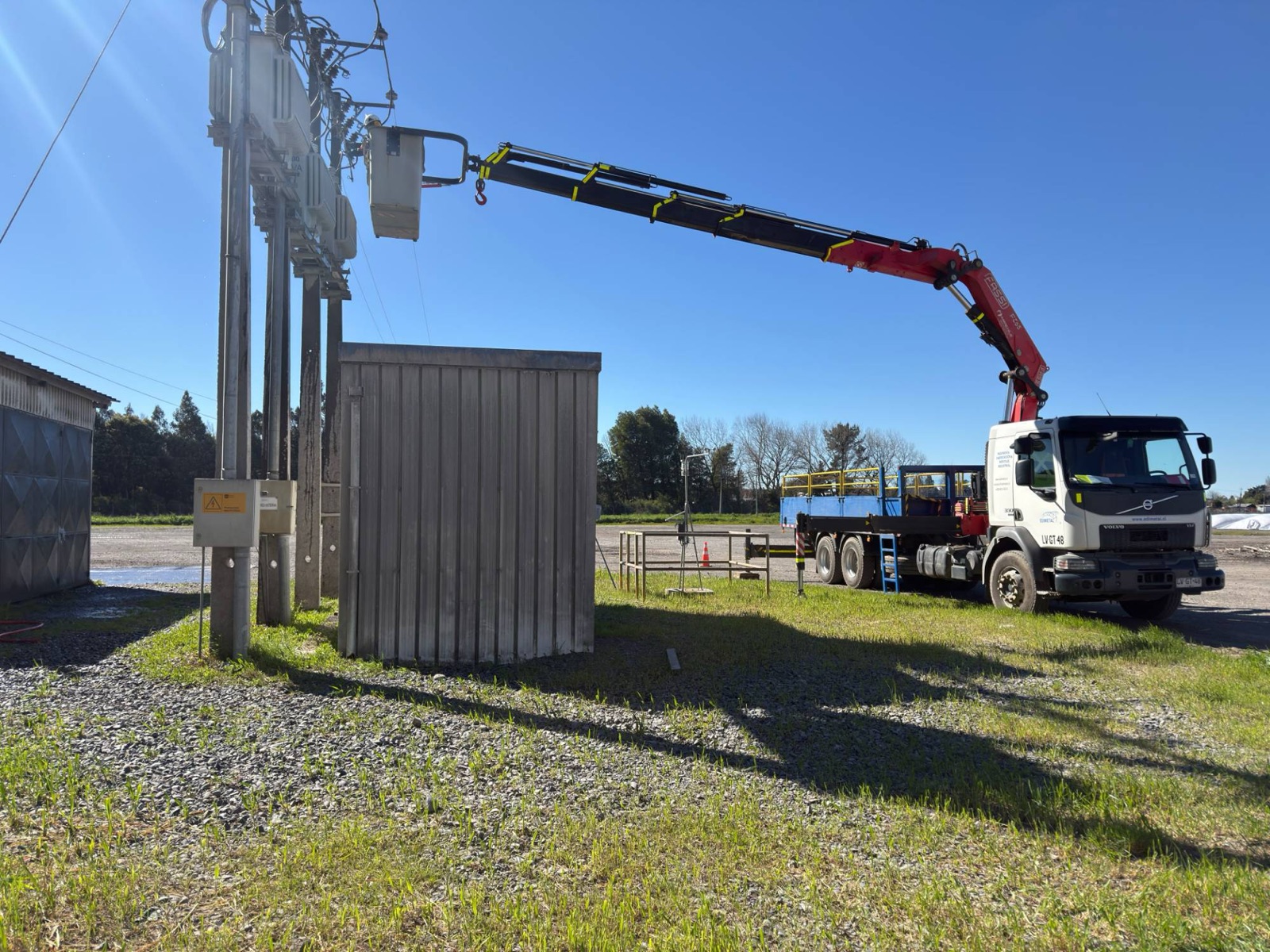 Camión pluma de Edimetal con canastillo elevando a un operario en trabajos sobre red eléctrica
