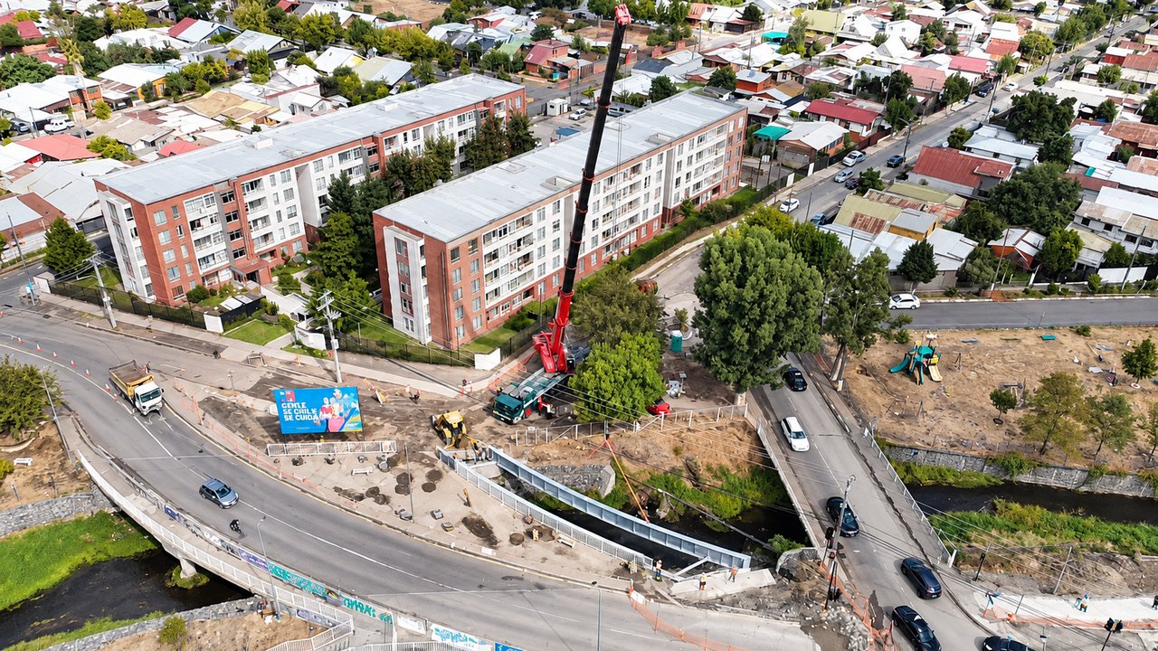 Montaje de vigas de un puente en zona urbana con grúa