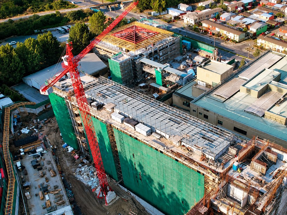 Vista aérea de la obra de un hospital con estructura metálica en cubiertas y pisos mecánicos